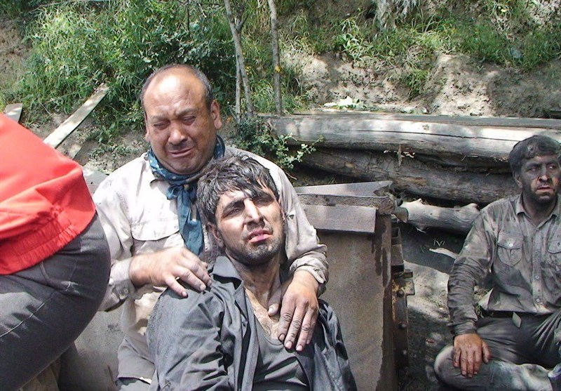 آتش‌نشان‌ها با تجهیزات داخل تونل هستند؛ سگ های زنده‌یاب کاربرد ندارند