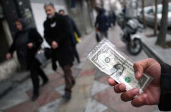 قمار دلالان دلار روی تردید شورای نگهبان/ توپ هیجان در زمین ناظر قانون‌گذاری