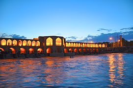 دولت احیای زاینده رود را از حرف به عمل تبدیل کند