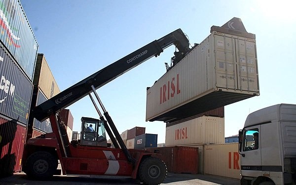 ترخیص یکهزار کانتینر قطعات خودرو طی سه هفته آینده ترخیص یکهزار کانتینر قطعات خودرو طی سه هفته آینده