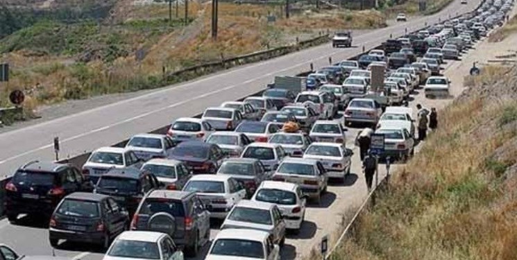 تردد ‌پرحجم در جاده‌های منتهی به پایانه‌های مرزی/محور ایلام-مهران دو طرفه شد