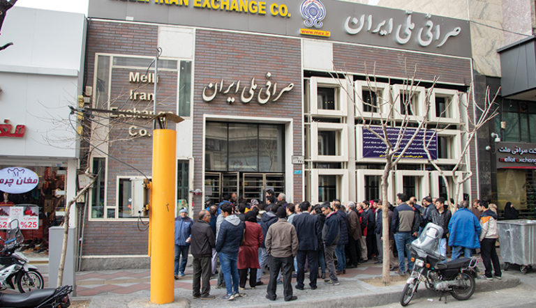 دلار ۱۰۰ تومان گران شد/ قیمت ارز در صرافی ملی ۹۸/۹/۳