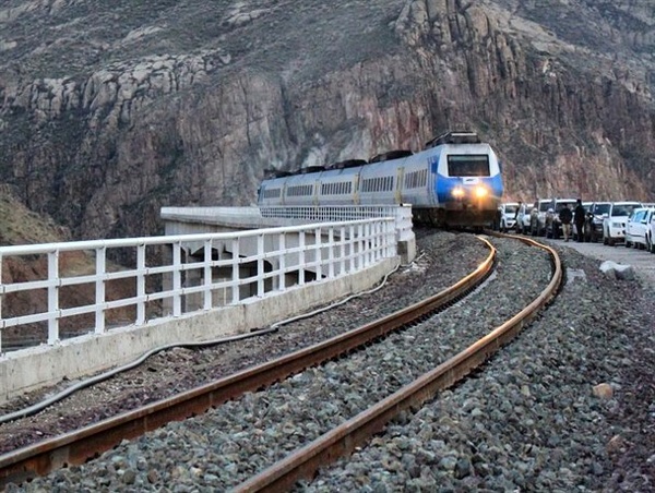 بارگیری ۱۰ میلیون و ۸۹۰ هزار تن محموله در راه آهن یزد