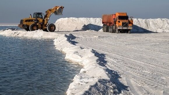 برداشت نمک از ۲۰۹ هکتار از محدوده دریاچه ارومیه طی سال جاری