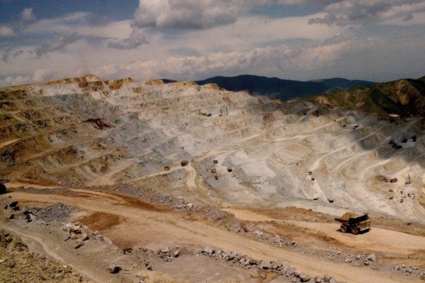 معادن شهرستان قدس با عملیات آسفالت و جمع اوری نخاله های ساختمانی ساماندهی شدند