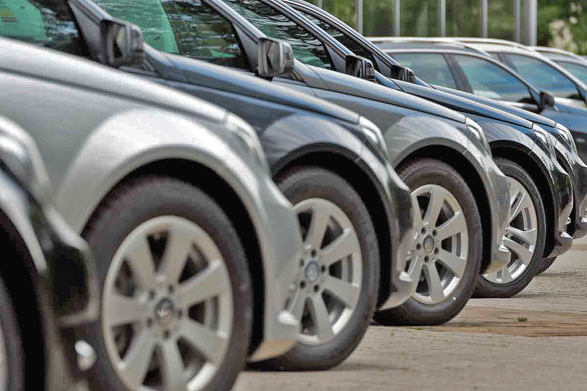 قیمت‌های بازاری خودروها غیرواقعی است