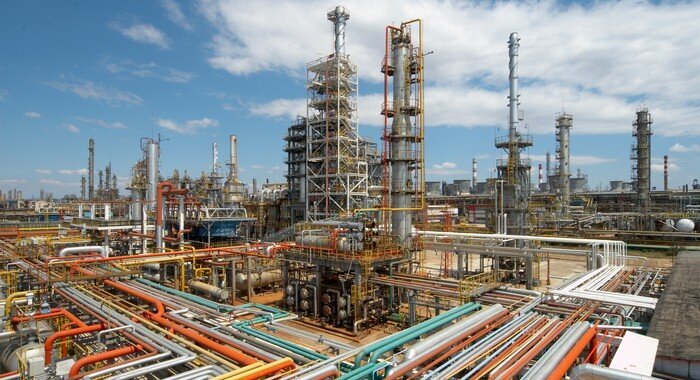 Iran authorizes 74 domestic companies to build petro-refineries