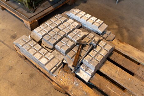 Chinese court sentences 27 people for smuggling antimony ingots