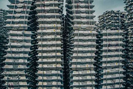 Aluminum price slides as surging inventories add to downbeat mood