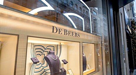 Former De Beers CEOs circle diamond giant as sale nears