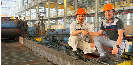 Hydraulic rotary side guides improve strip stability at downcoiler entry and coil quality