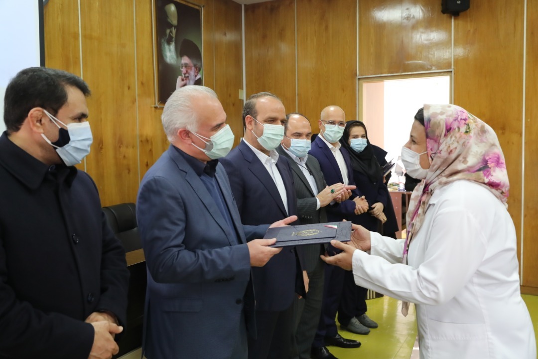 تقدیر عضو هیات عامل و معاونت انسانی بانک از مدافعان سلامت بیمارستان بانک ملی ایران تقدیر عضو هیات عامل و معاونت انسانی بانک از مدافعان سلامت بیمارستان بانک ملی ایران
