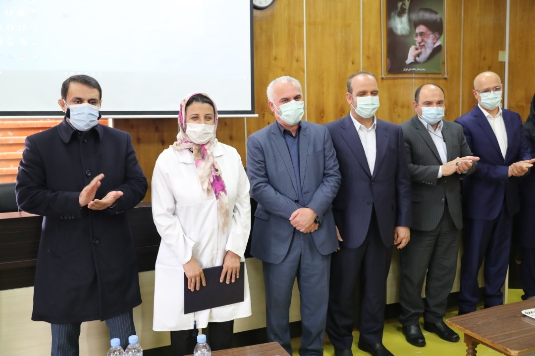 تقدیر عضو هیات عامل و معاونت انسانی بانک از مدافعان سلامت بیمارستان بانک ملی ایران تقدیر عضو هیات عامل و معاونت انسانی بانک از مدافعان سلامت بیمارستان بانک ملی ایران