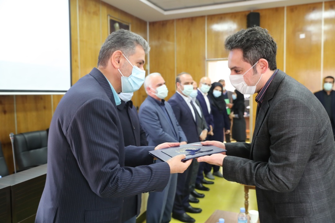 تقدیر عضو هیات عامل و معاونت انسانی بانک از مدافعان سلامت بیمارستان بانک ملی ایران تقدیر عضو هیات عامل و معاونت انسانی بانک از مدافعان سلامت بیمارستان بانک ملی ایران