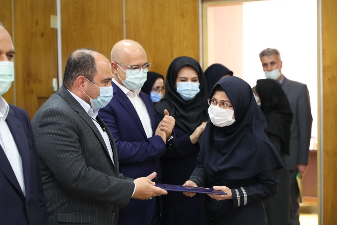 تقدیر عضو هیات عامل و معاونت انسانی بانک از مدافعان سلامت بیمارستان بانک ملی ایران تقدیر عضو هیات عامل و معاونت انسانی بانک از مدافعان سلامت بیمارستان بانک ملی ایران