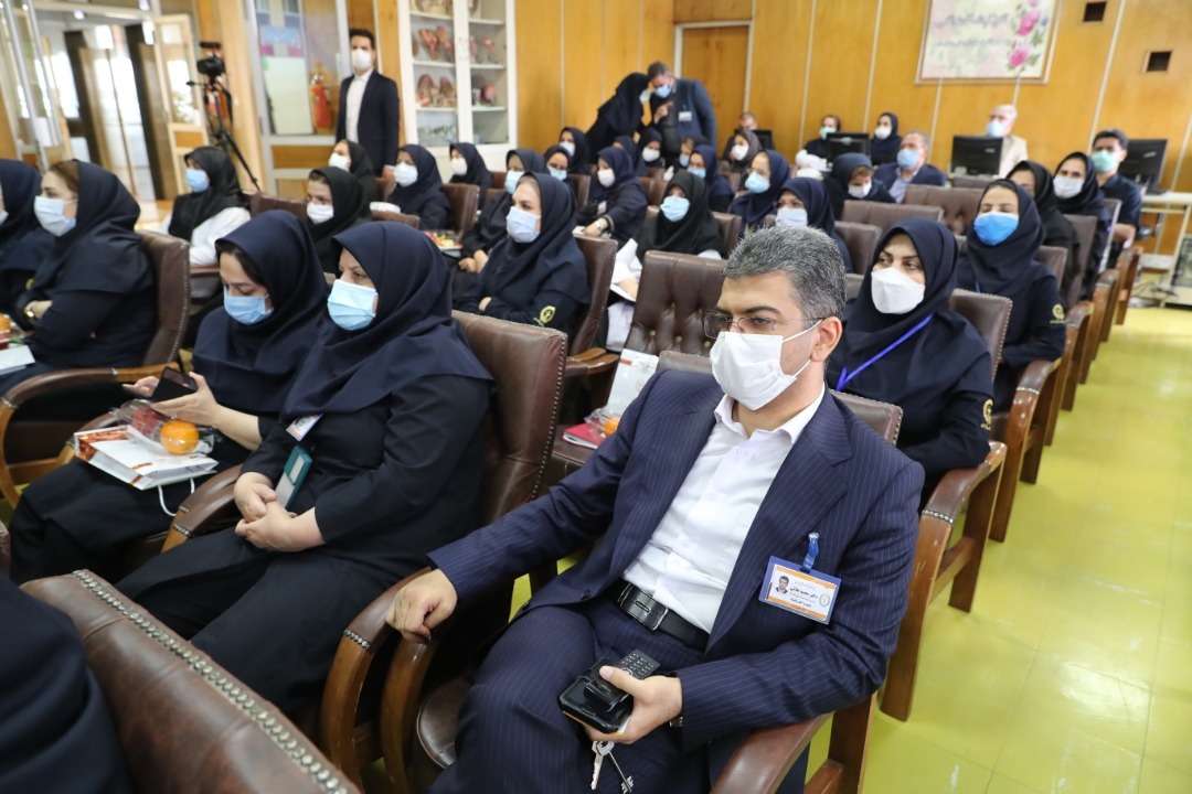 تقدیر عضو هیات عامل و معاونت انسانی بانک از مدافعان سلامت بیمارستان بانک ملی ایران تقدیر عضو هیات عامل و معاونت انسانی بانک از مدافعان سلامت بیمارستان بانک ملی ایران