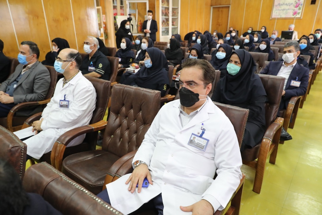 تقدیر عضو هیات عامل و معاونت انسانی بانک از مدافعان سلامت بیمارستان بانک ملی ایران تقدیر عضو هیات عامل و معاونت انسانی بانک از مدافعان سلامت بیمارستان بانک ملی ایران