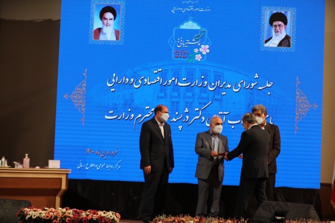 قدردانی وزیر اقتصاد از مدیرعامل بانک ملی ایران پس از کسب رتبه برتر درارزیابی تحول و استقرار بانکداری دیجیتال