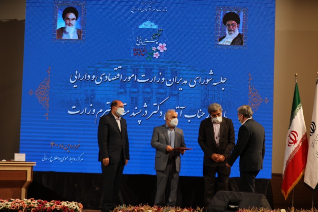 قدردانی وزیر اقتصاد از مدیرعامل بانک ملی ایران پس از کسب رتبه برتر درارزیابی تحول و استقرار بانکداری دیجیتال