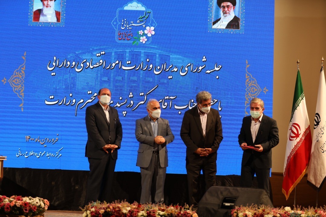 قدردانی وزیر اقتصاد از مدیرعامل بانک ملی ایران پس از کسب رتبه برتر درارزیابی تحول و استقرار بانکداری دیجیتال