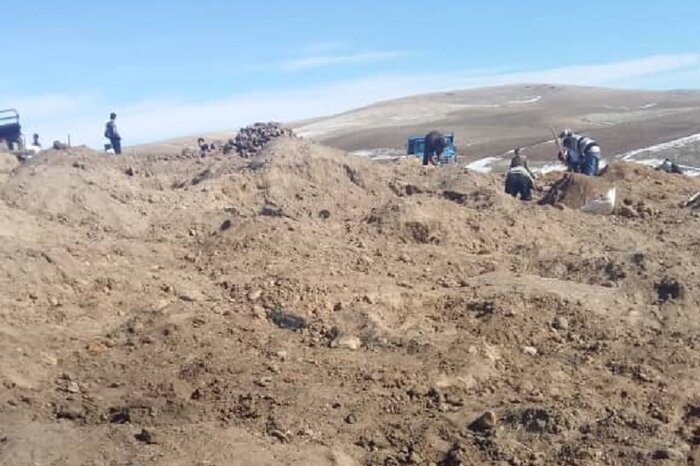 تکاپوی جویندگان منگنز در روستای قزلجه‌کند قروه