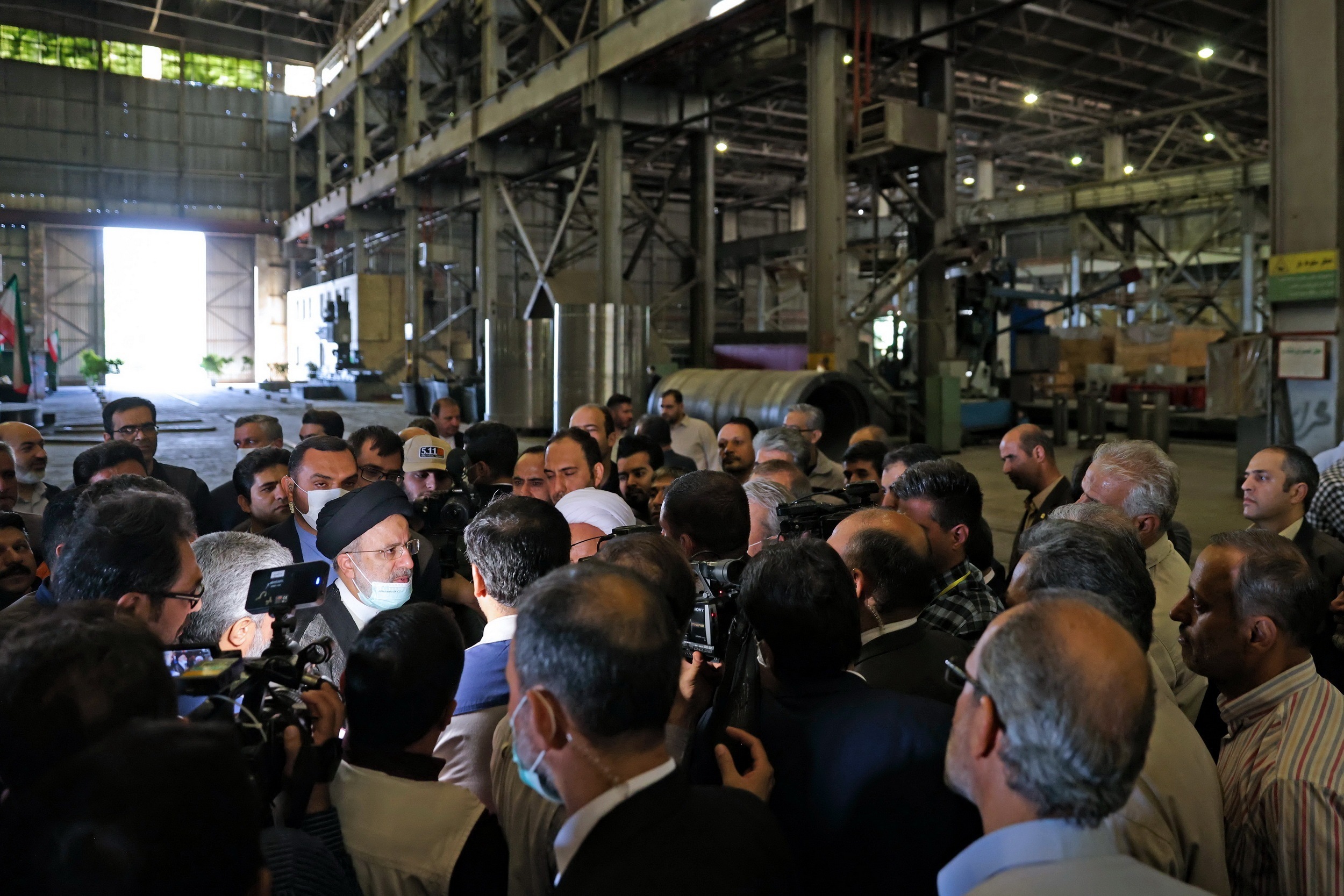 خداحافظی کارگران هپکو از رئیس جمهور با شعار &laquo;رئیسی دوستت داریم&raquo; / افتتاح بزرگترین کارخانه تولید پنل خورشیدی کشور در استان مرکزی
