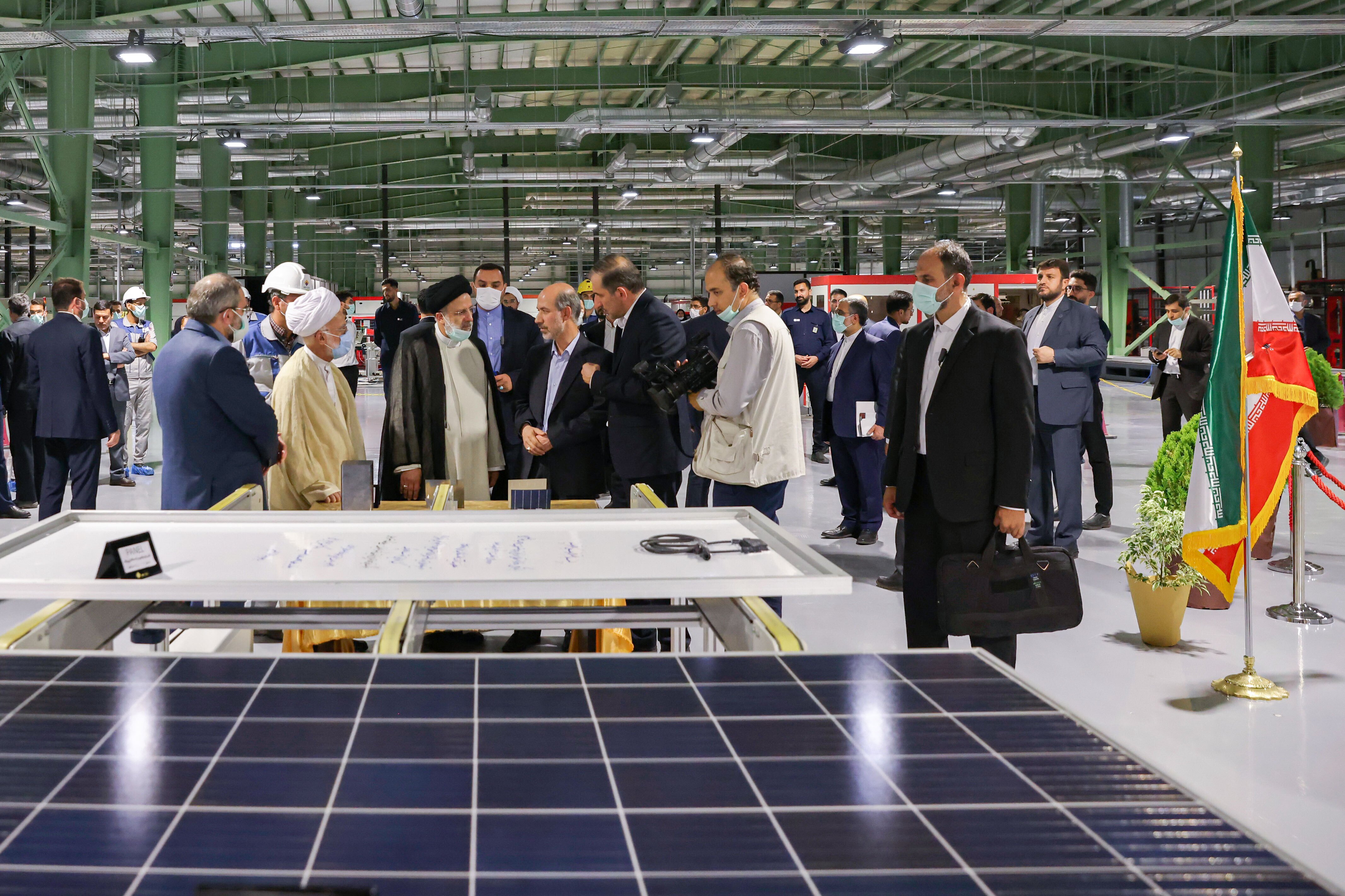 خداحافظی کارگران هپکو از رئیس جمهور با شعار &laquo;رئیسی دوستت داریم&raquo; / افتتاح بزرگترین کارخانه تولید پنل خورشیدی کشور در استان مرکزی