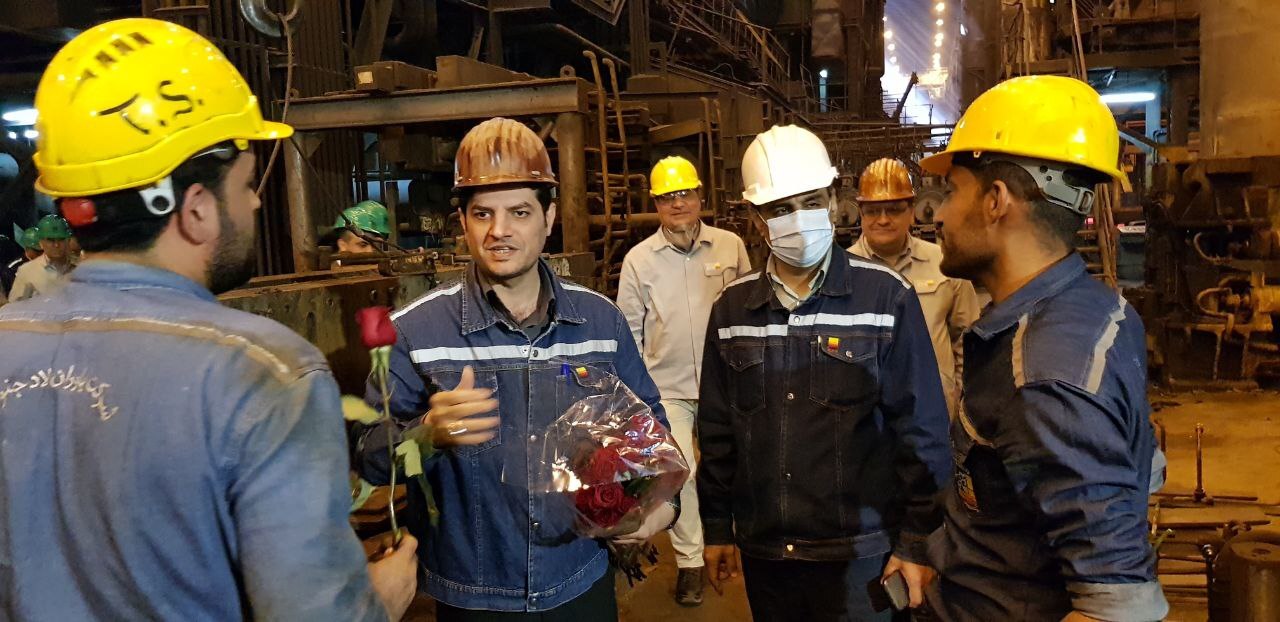 دیدار مسوولان فولاد خوزستان با کارگران بخش تولید