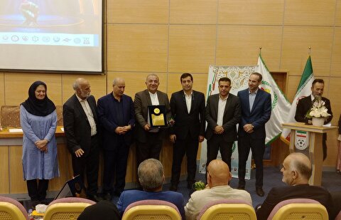 تجلیل از مدیر گروه توسعه همکار‌های صنعت، معدن، ورزش