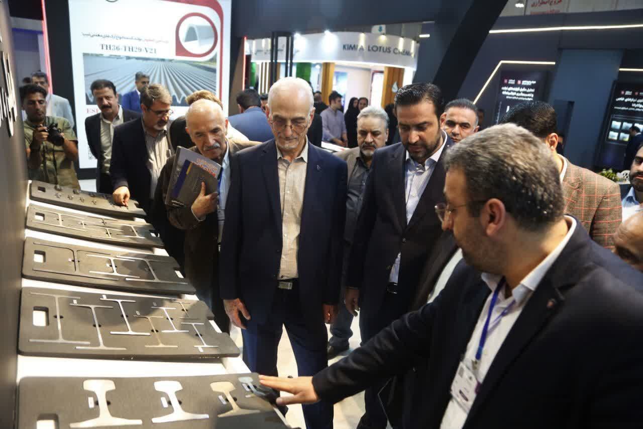 بازدید مسوولین و دستاندرکاران صنعت فولاد از غرفه ذوب آهن اصفهان در نمایشگاه بینالمللی کیش بازدید مسوولین و دستاندرکاران صنعت فولاد از غرفه ذوب آهن اصفهان در نمایشگاه بینالمللی کیش
