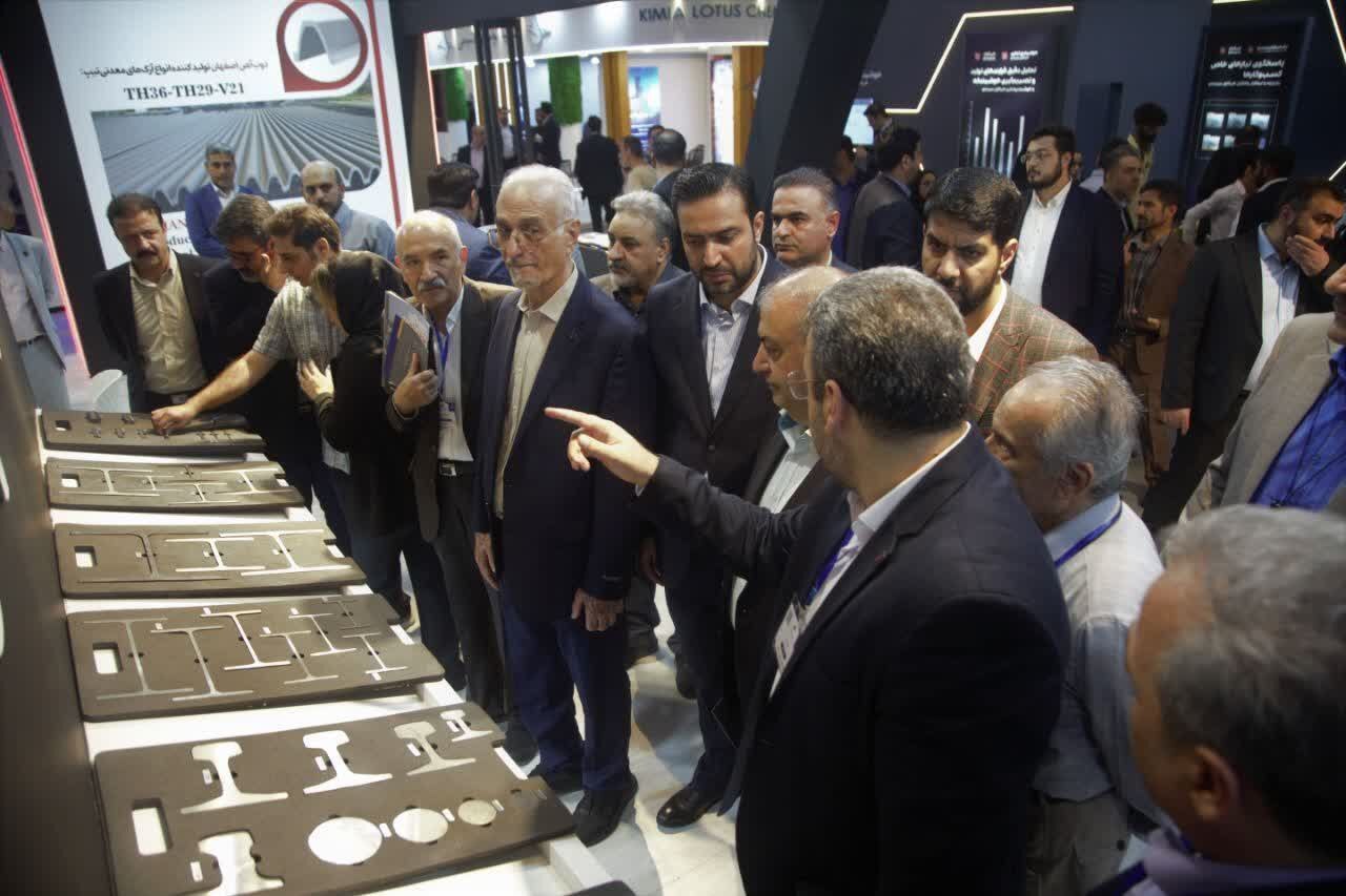بازدید مسوولین و دستاندرکاران صنعت فولاد از غرفه ذوب آهن اصفهان در نمایشگاه بینالمللی کیش بازدید مسوولین و دستاندرکاران صنعت فولاد از غرفه ذوب آهن اصفهان در نمایشگاه بینالمللی کیش