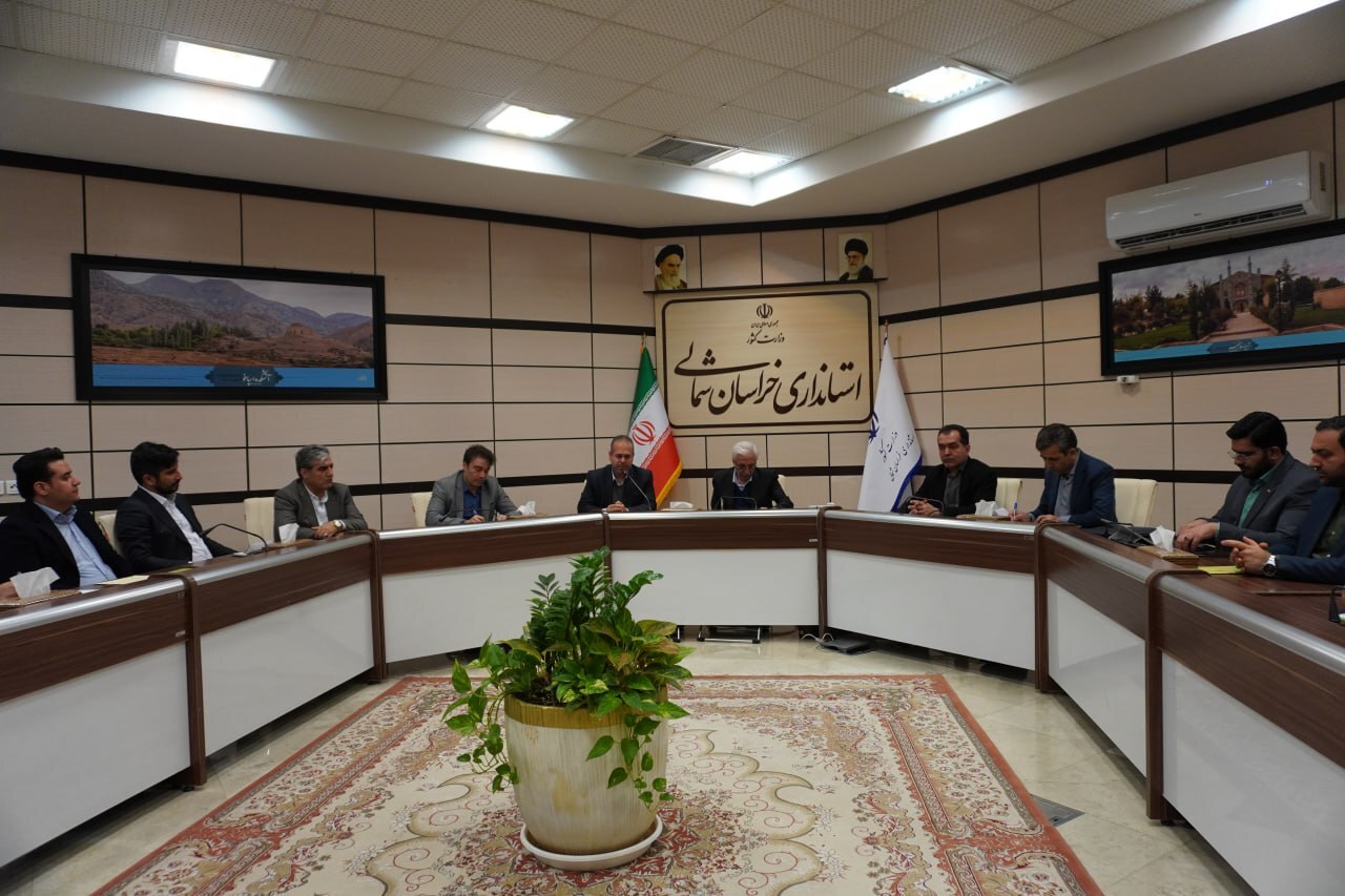 نشست صمیمی درویشوند، مدیر گروه و سهامدار شرکت آلومینای ایران با جمعی از مسوولان استان