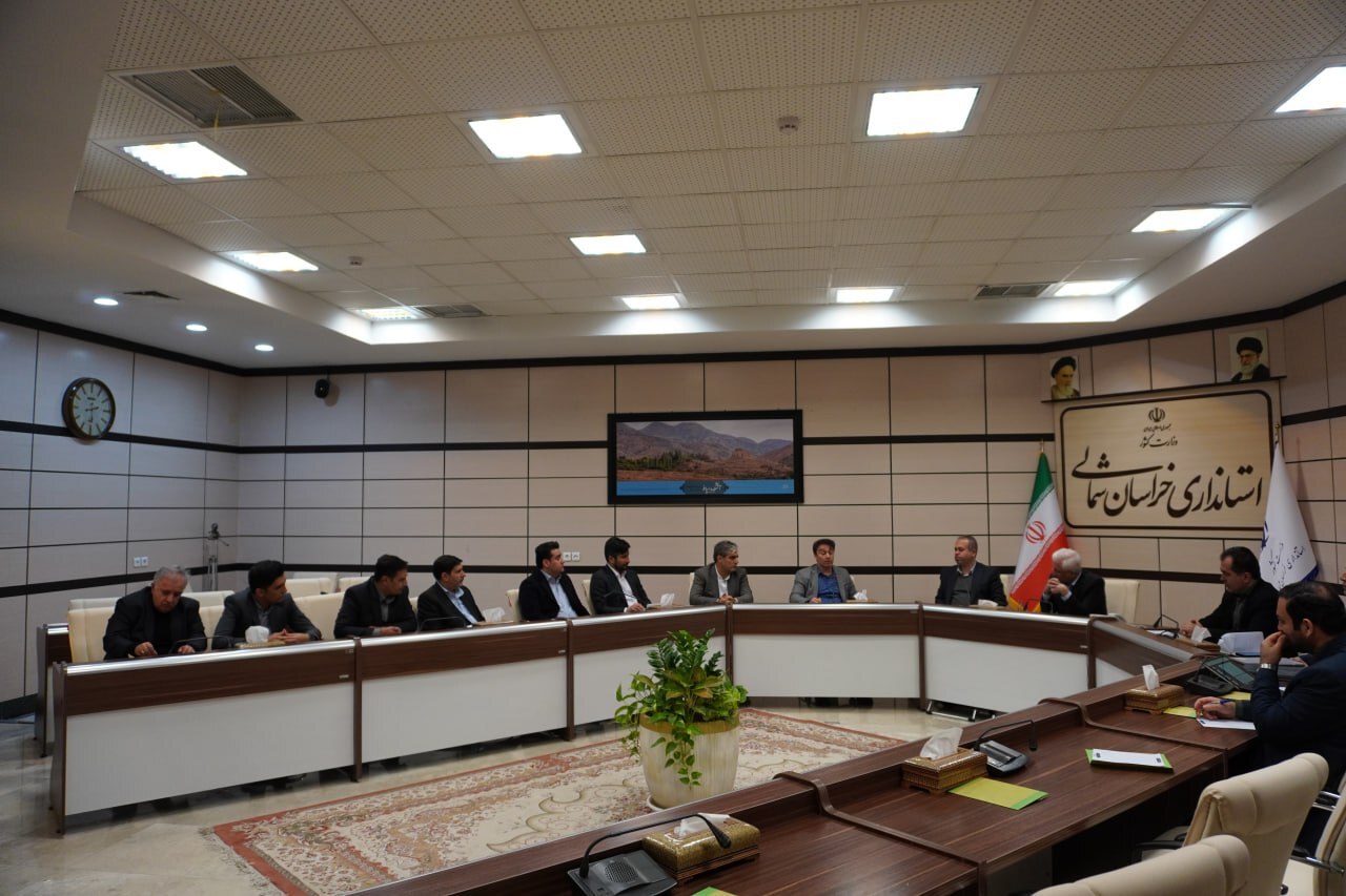 نشست صمیمی درویشوند، مدیر گروه و سهامدار شرکت آلومینای ایران با جمعی از مسوولان استان