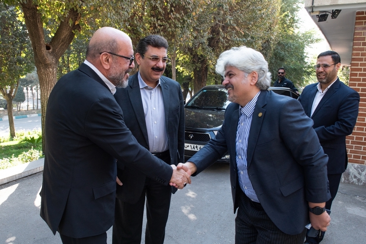 نشست مشترک رئیس بنیاد مستضعفان با اساتید و مدیران دانشگاه صنعتی شریف