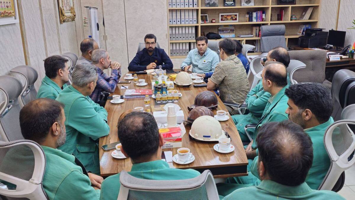 دیدار معاون منابع انسانی و امور اجتماعی با سر شیفت‌های بخش فولادسازی شرکت فولاد خوزستان