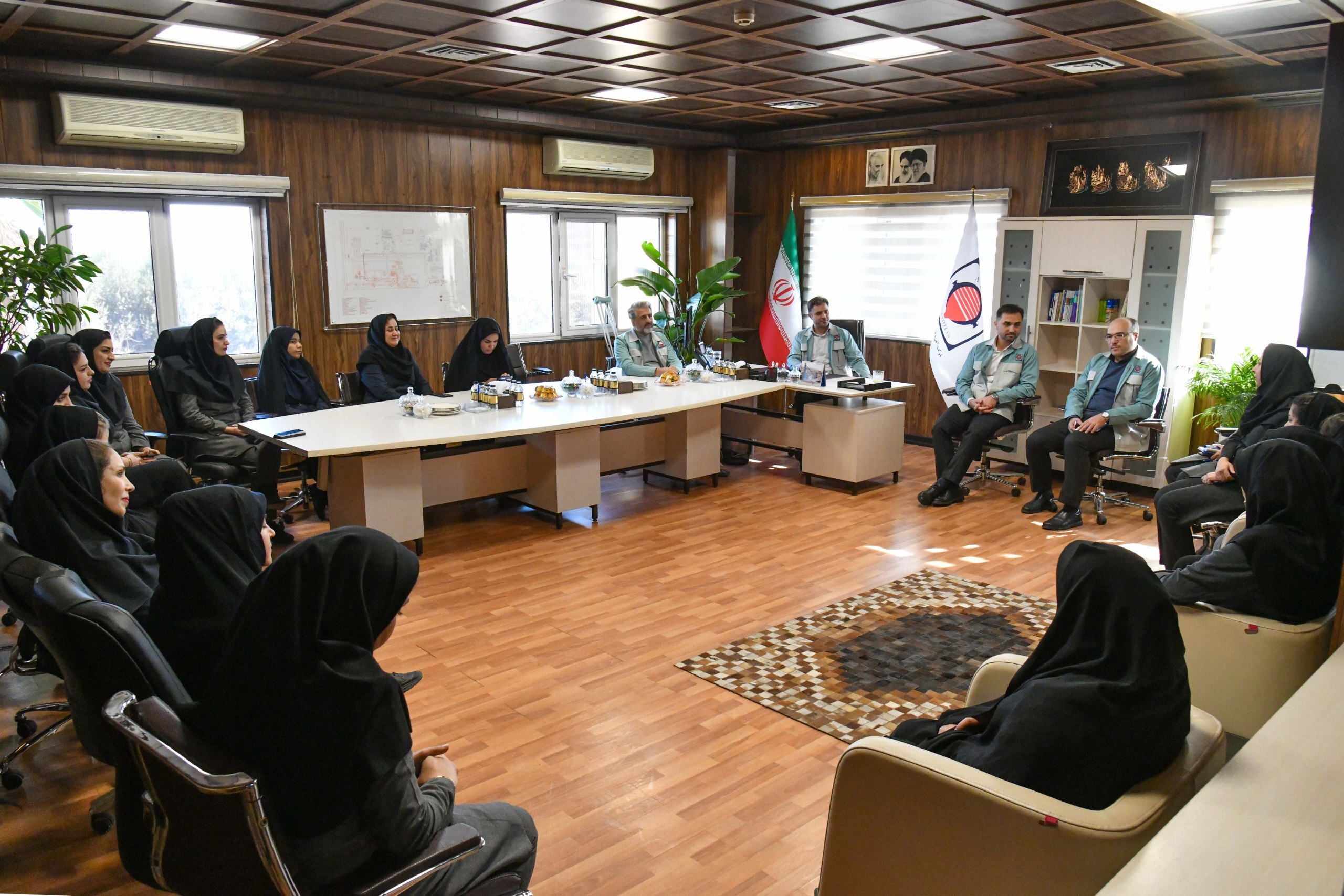 دیدار مدیرعامل ارفع با بانوان شاغل در محل کارخانه