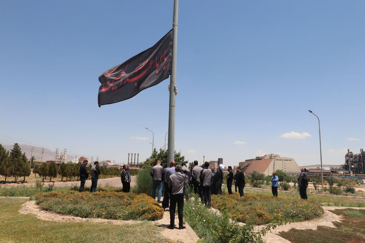 طنین «یا حسین» در شرکت آلومینای ایران؛ پرچم عزای اباعبدالله‌الحسین (ع) برافراشته شد