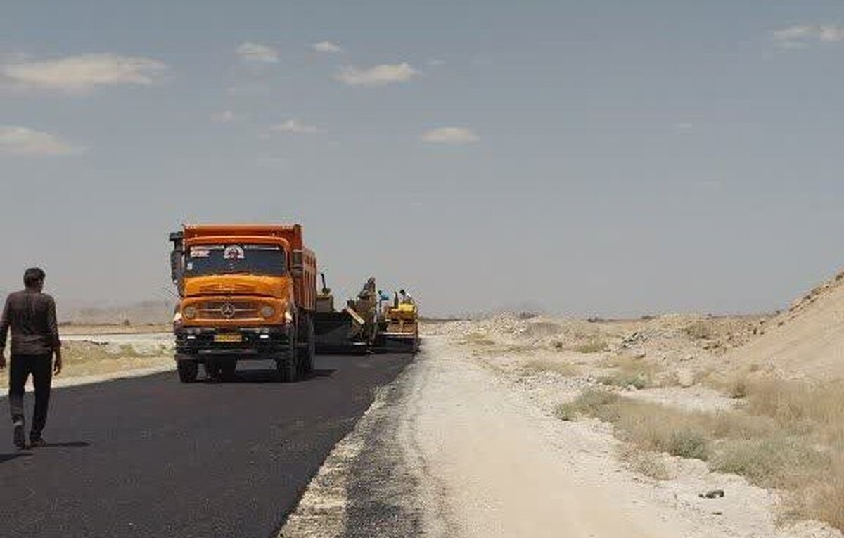 آغاز عملیات آسفالت مسیر دسترسی معدن سنگ آهک ده‌سرخ