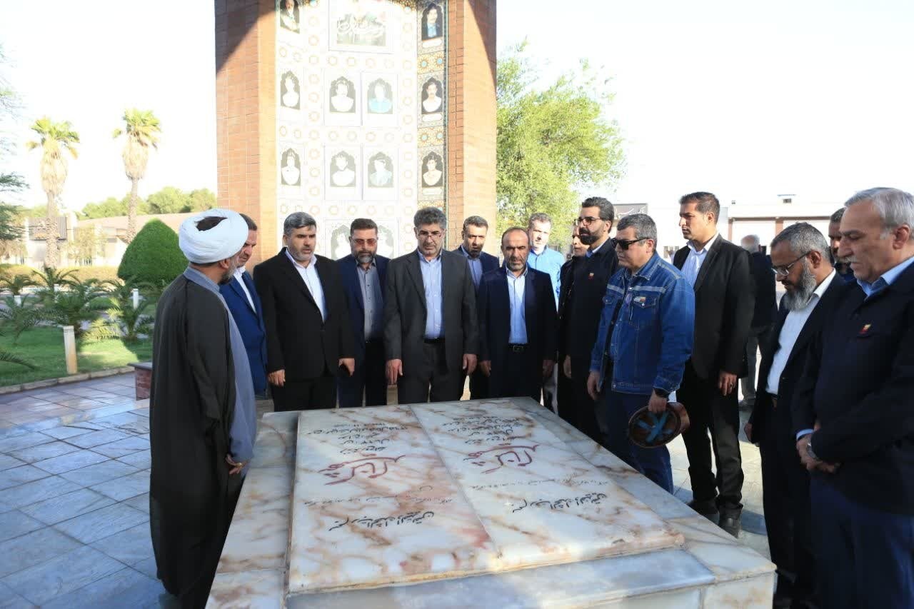 بازدید معاون وزیر دادگستری از شرکت فولاد خوزستان؛ تعامل و همدلی برای عبور از موانع تولید بازدید معاون وزیر دادگستری از شرکت فولاد خوزستان؛ تعامل و همدلی برای عبور از موانع تولید