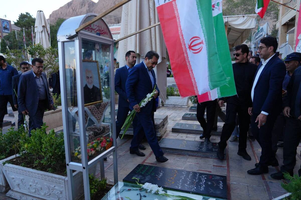 ادای احترام وزیر صمت به مقام والای شهدای استان کرمان